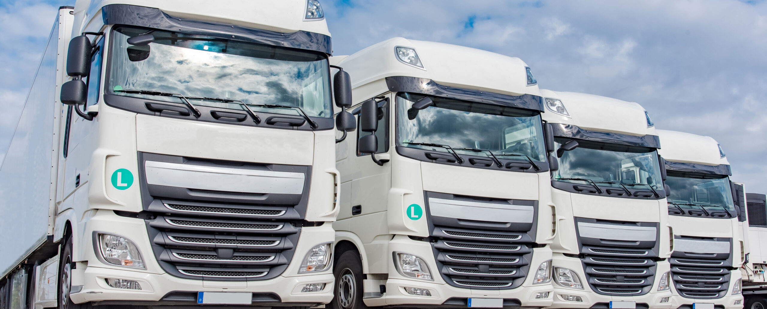 SpeditionsLKWs geparkt für Foto