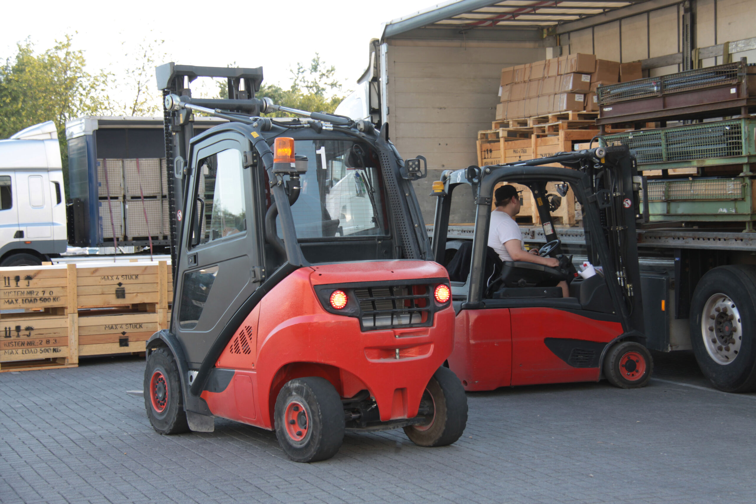 Gabelstapler verladen Fracht auf Lastkraftwagen