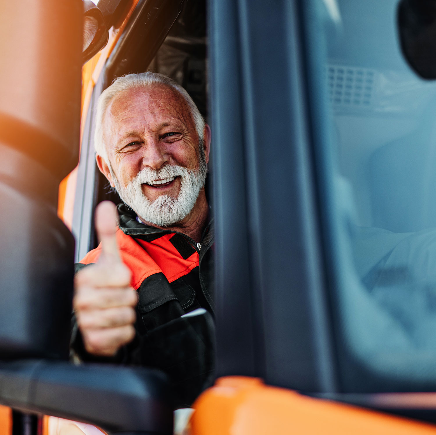 gutgelaunter LKW-Fahrer im Führerhaus